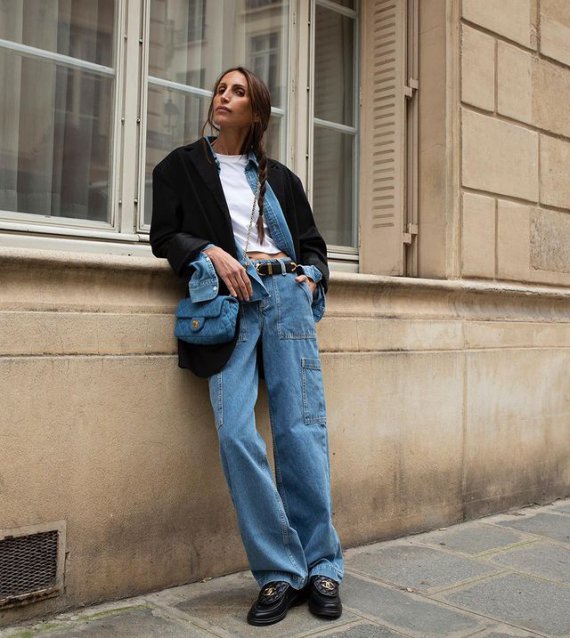 Широкие джинсы являются одной из популярнейших моделей этой осенью