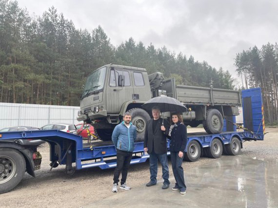 Петро та Марина Порошенки побували на польському майданчику, де чергову партію британських DAFів готують для транспортування в Україну. Після технічного обслуговування їх передають підрозділам ЗСУ на передовій.