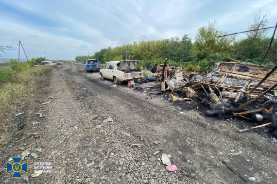 В "серой зоне" между Купянском и Сватовым обнаружили обстрелянную россиянами колонну с гражданскими автомобилями. Мирные граждане убегали от обстрелов. Предварительно погибли 20 человек