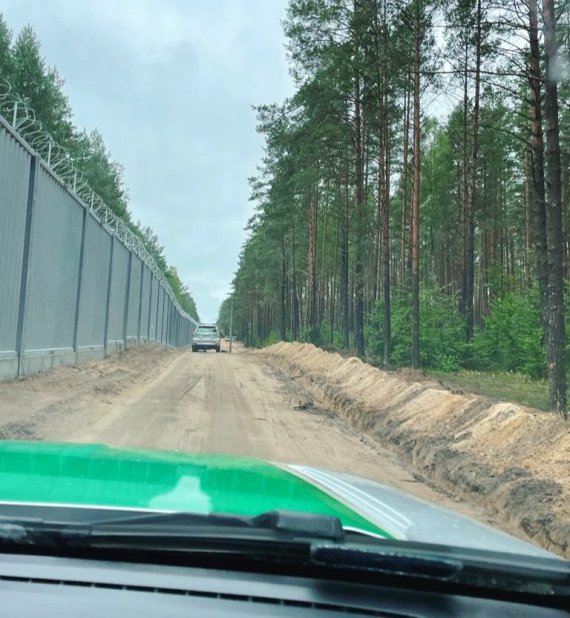 Польша завершила строительство "стены" на границе с Беларусью