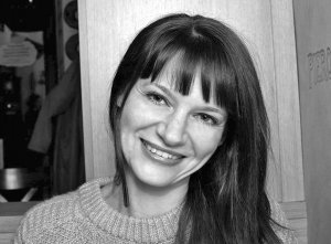 Олеся НАЙДЮК, 40 років, музикознавиця. Народилася 24 вересня 1982-го в Шумську на Тернопільщині. Батьки працювали шкільними вчителями. Закінчила Національну музичну академію України імені Петра Чайковського за спеціальністю ”Музикознавство”. Захистила кандидатську дисертацію. Здобула диплом Інституту музикології Варшавського університету. Була позаштатною кореспонденткою газет ”Дзеркало тижня”, ”День”, ”Столичные новости”, ”Власть и политика”, ”Голос України”, ”Газета по-киевски”, ”Газета по-українськи”. Публікувалась у польському журналі Ruch Muzyczny, німецькому Musik Texte. Працювала головною редакторкою часопису Національної музичної спілки України ”Українська музична газета”. З 2011-го по 2015 рік – наукова співробітниця Центрального державного архіву-музею літератури і мистецтва України. Записала альбом авторських пісень ”Яблука червоні”, які сама виконує під гітару. Прессекретарка Національної філармонії України. Заміжня. Виховує доньку. До війни жила в Бучі Київської області, тимчасово перебуває з родиною на Тернопільщині
