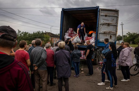 Раздача гуманитарной помощи на окраине Изюма 