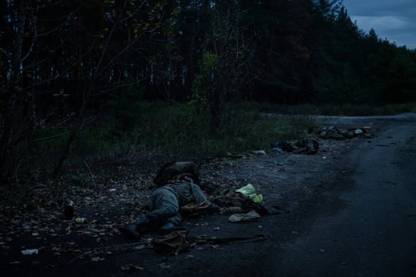 В воскресенье тела российских солдат были разбросаны вдоль обочины дороги за Лиманом 