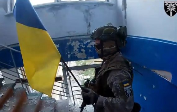 Вооруженные силы Украины показали видео поднятия сине-желтого флага в освобожденном поселке Миролюбовка Херсонской области.