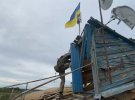 Збройні сили України показали відео підняття синьо-жовтого прапора у звільненному селищі Миролюбівка на Херсонщині.