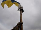 Вооруженные силы Украины показали видео поднятия сине-желтого флага в освобожденном поселке Миролюбовка Херсонской области.