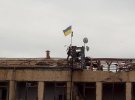 Збройні сили України показали відео підняття синьо-жовтого прапора у звільненному селищі Миролюбівка на Херсонщині.