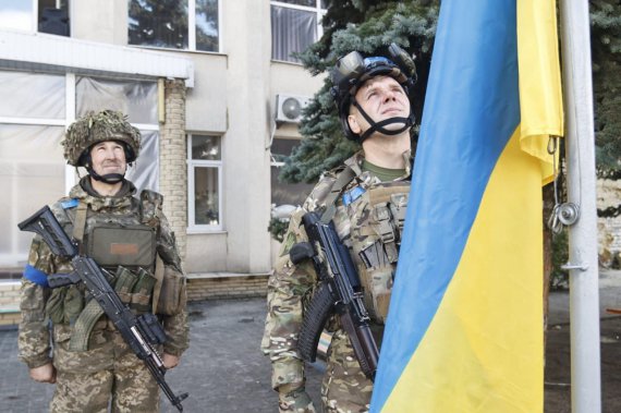 4 октября украинские защитники торжественно подняли государственный флаг в освобожденном от российских оккупантов городе Лиман Донецкой области.