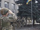 4 жовтня українські захисники урочисто підняли державний прапор у звільненому від російських окупантів місті Лиман на Донеччині.