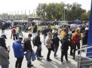 Росіяни стоять у черзі, щоб отримати особистий ідентифікаційний номер казахстанця у центрі громадського обслуговування в Алмати, Казахстан, 3 жовтня.