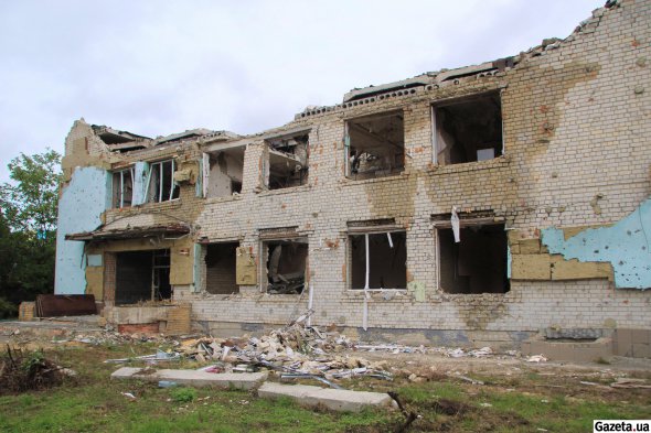 Розбомблена рашистами будівля міської ради Дергачів