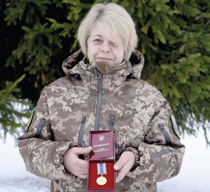 Інна Дерусова із Кривого Рогу на Дніпропетровщині служила у Збройних силах України з 2015 року. Була старшим бойовим медиком. Загинула 26 лютого 2022‑го, коли надавала допомогу пораненому