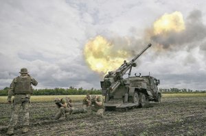 12 замовлених Данією самохідних артилерійських установок ”Цезар” Франція передасть Україні. Володимир Зеленський просив 15. Прем’єр-міністр Данії Метте Фредеріксен погодився, що їхнє замовлення тимчасово скасують. Гаубиці замовили п’ять років тому. Франція раніше передала нашим захисникам 18 установок — чверть усіх, що мали в запасі. Пояснюють, що віддати більше з резервів власної армії не можуть. Данія замовила важчі й потужніші гаубиці за стандартні французькі. Можуть нести 36 снарядів, а не 18. Кабіну оснащено надійнішою бронею.