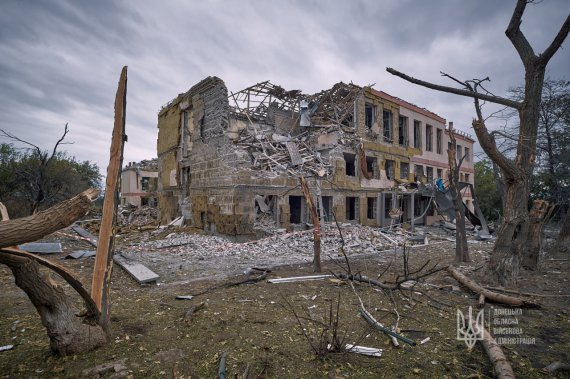 Російські окупанти щодня обстрілюють Донецьку область, вбиваючи мирних мешканців та руйнуючи їхні житла