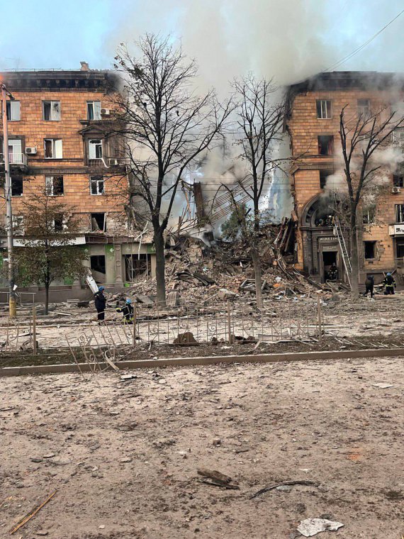 6 октября российские оккупанты разрушили жилой дом в Запорожье.