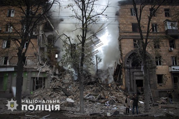 Последствия обстрела россиянами жилого дома в Запорожье.