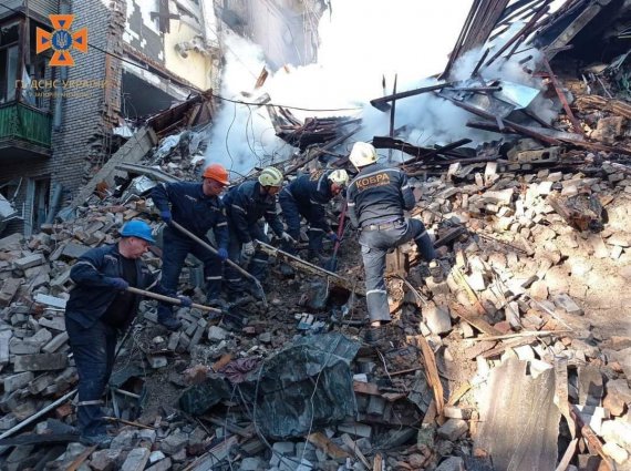 У Запоріжжі рятувальники продовжують розбирати завали на місці російського ракетного удару
