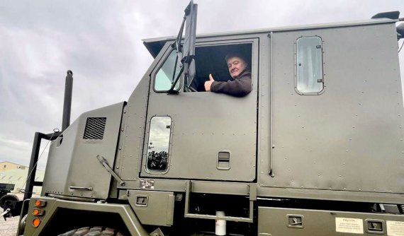 Порошенко на британському складі показав найбільший танковий тягач Oshkosh: скоро буде перевозити танки НАТО для ЗСУ