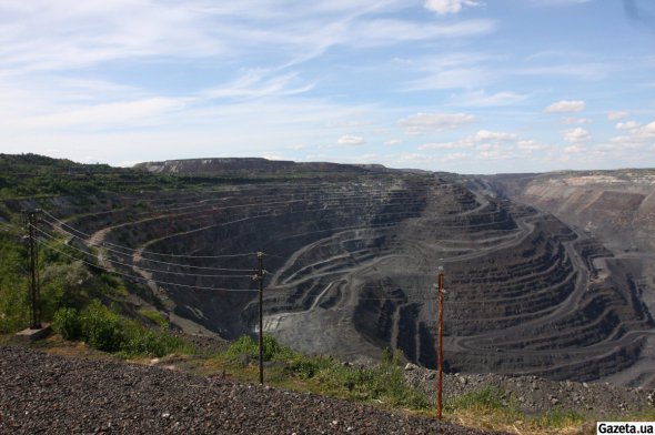 Карьер Полтавского ГОКа - начали разрабатывать 50 лет назад. Его глубина - 400 метров. Раскинулся на более чем 7 километров