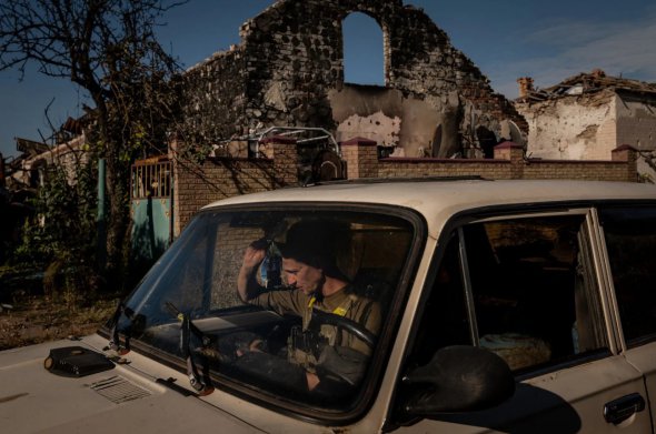 Український солдат у своїй машині у Великій Олександрівці 