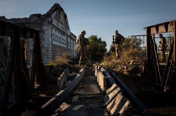 Українські солдати біля імпровізованого переходу через річку Інгулець, що веде до Великої Олександрівки 