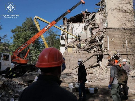 В Запорожье продолжаются аварийно-спасательные работы на месте разрушенных жилых домов в результате ракетных ударов 6 октября