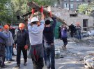 В Запорожье продолжаются аварийно-спасательные работы на месте разрушенных жилых домов в результате ракетных ударов 6 октября