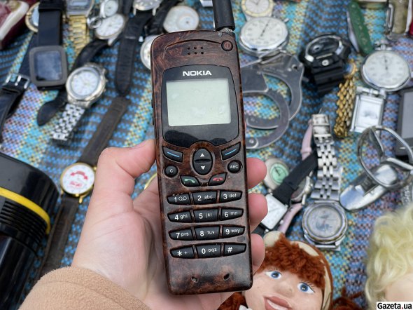 Модель Nokia у пластиковому корпусі з принтом під дерево, що йшла у комплект до іномарок