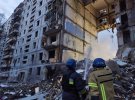 На месте российского ракетного удара по Запорожью работают спасатели