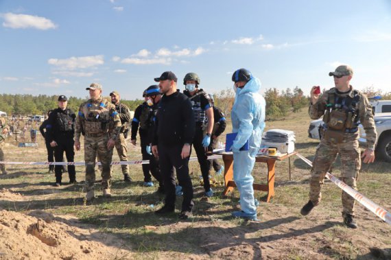 Полиция эксгумировала первые 20 тел на месте массового захоронения в Лимане