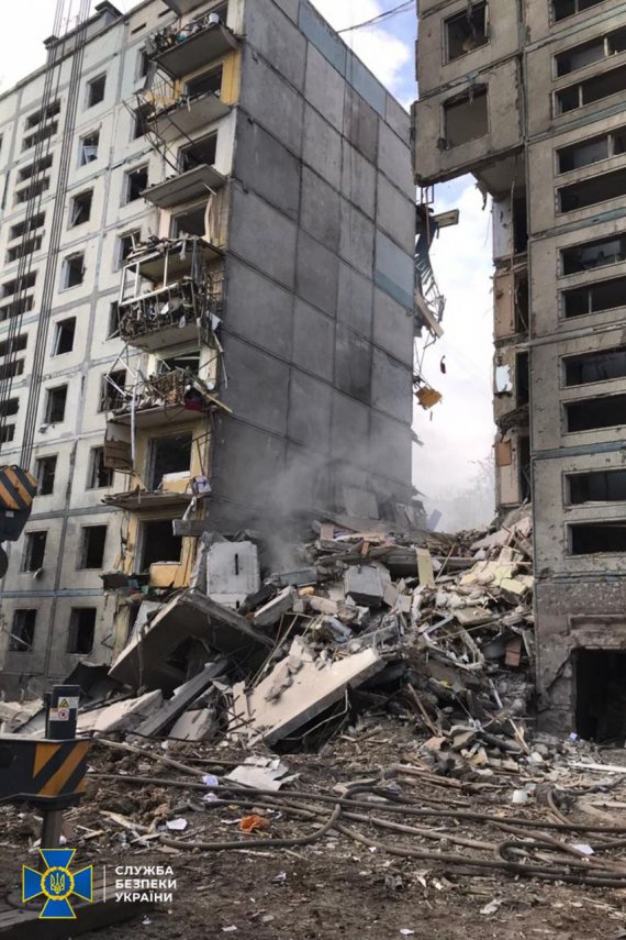 Російські терористи в ніч на 9 жовтня обстріляли Запоріжжя. Зруйнували 9-поверховий будинок і п'ять приватних. Загинули 13 людей, серед яких – дитина.  87 людей отримали поранення, зокрема десятеро дітей.