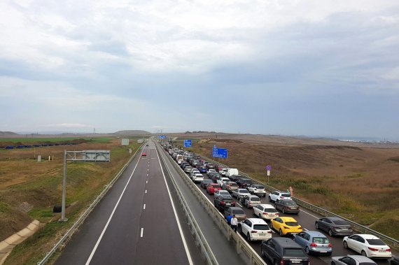 Черга з автомобілів чекає на перетин Кримського мосту біля Керчі у тимчасово окупованому Криму, 9 жовтня.