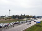 Очередь из автомобилей ждет пересечения Крымского моста возле Керчи во временно оккупированном Крыму, 9 октября. 