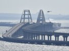 После взрыва 8 октября на Крымском мосту в море упала секция дорожного полотна.
