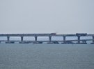 Після вибуху 8 жовтня на Кримському мосту у море впала секція дорожнього полотна.