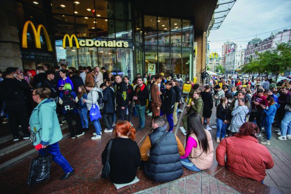 Люди стоять у черзі до столичного Макдональдза біля станції метро Льва Толстого. Заклад був зачинений сім місяців, від початку великої війни. Роботу поновив 30 вересня