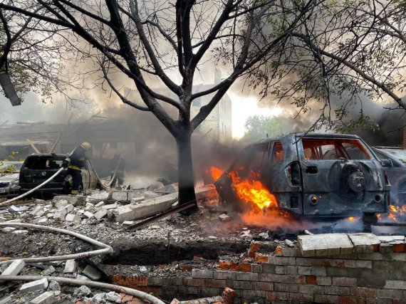 Рятувальники з ДСНС працюють в посиленому режимі, ліквідовуючи наслідки ворожих атак по Українці вранці 10 жовтня