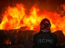 Спасатели из ГСЧС работают в усиленном режиме, ликвидируя последствия вражеских атак по Украинке утром 10 октября
