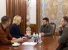 Президент України Володимир Зеленський у понеділок зустрівся із послом США Бріджит Брінк.