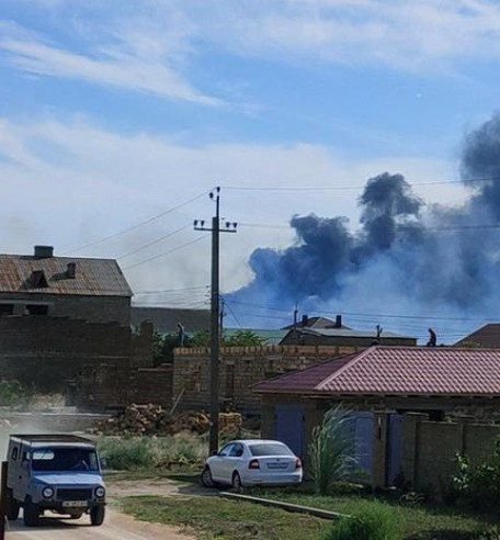 Близько 17:28 у місцевих телеграм-каналах жителі Джанкої почали повідомляти про гучні вибухи.