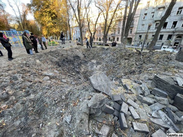 Одна із російських ракет влучила в дитячий майданчик в Парку Шевченка. На місці вибуху утворилася вирва більше пʼяти метрів діаметром