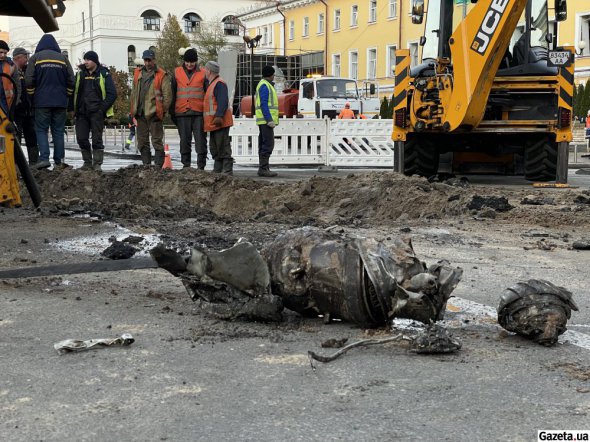 Уламок ракети, що влучила на вул. Володимирську, коли більшість українців поспішали на роботу