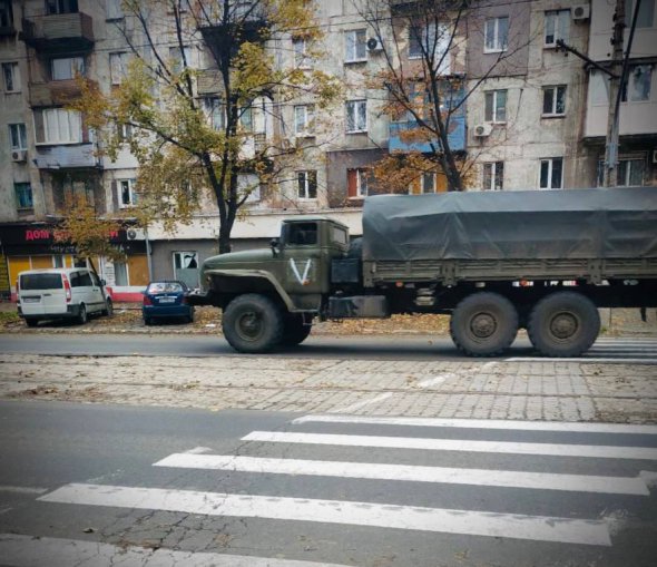 11 октября в Мариуполе двигались грузовики оккупантов.