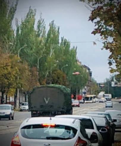 Движение военных грузовиков в городе фиксируют второй день подряд.