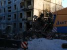 Рятувальники продовжують розбирати завали житлового будинку в Запоріжжі, зруйнованого російською ракетою 9 жовтня