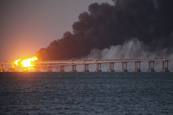 Вибух на Кримському мосту стався 8 жовтня. Секція дорожнього полотна впала у море.