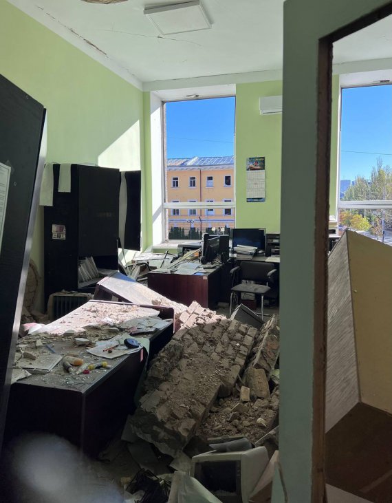  У Києві російськими ракетами пошкоджено будівлю МОН