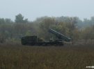 Підрозділи реактивної артилерії б'ють по російських окупантах із української 220-мм реактивної системи залпового вогню "Буревій".