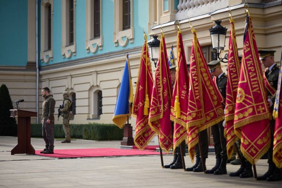 Президент Владимир Зеленский вручил Боевые знамена частям Сил территориальной обороны ВСУ, участвующих в боевых действиях