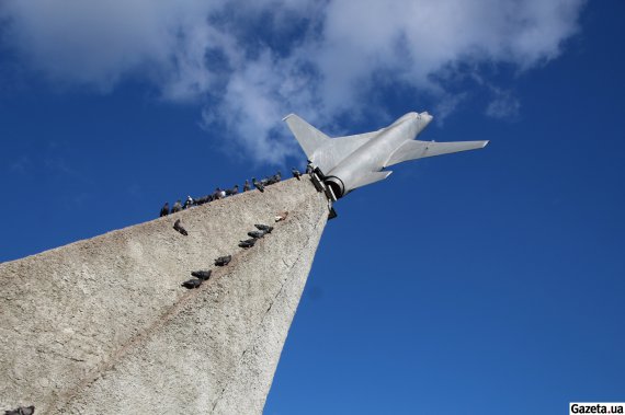 Монумент памяти летчиков 13-й гвардейской тяжелой бомбардировочной дивизии в Полтаве – знаковое место для бывших пилотов